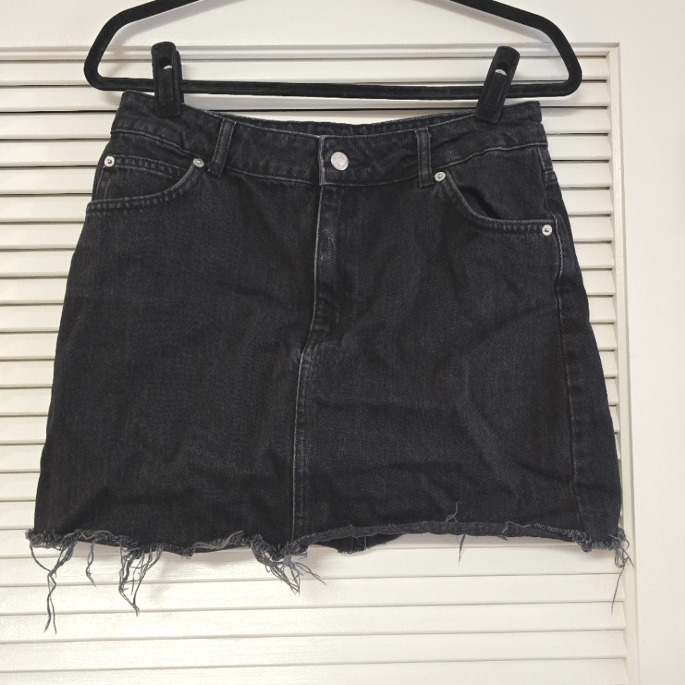Topshop - Moto Black 100% Cotton Distressed Denim Skirt With Pockets